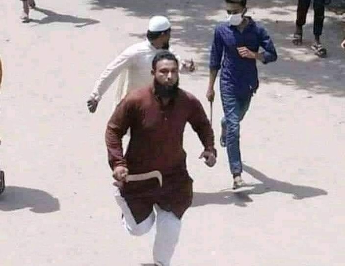 হেফাজতকর্মী নন, রামদা হাতে দৌড়ানো লোকটি শ্রমিক লীগ নেতা